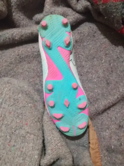 Zapatos deportivos blancos y negros - miniatura 5