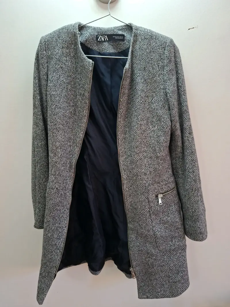 Abrigo gris con cierre Zara - 4