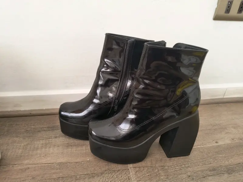 Botines negros de charol - 1