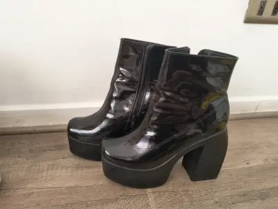 Botines negros de charol - miniatura 1