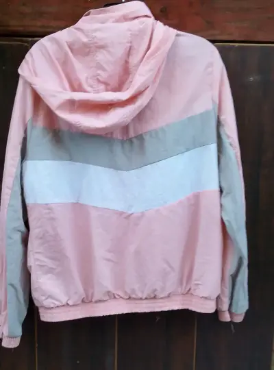 Corta viento rosado con capucha - miniatura 2