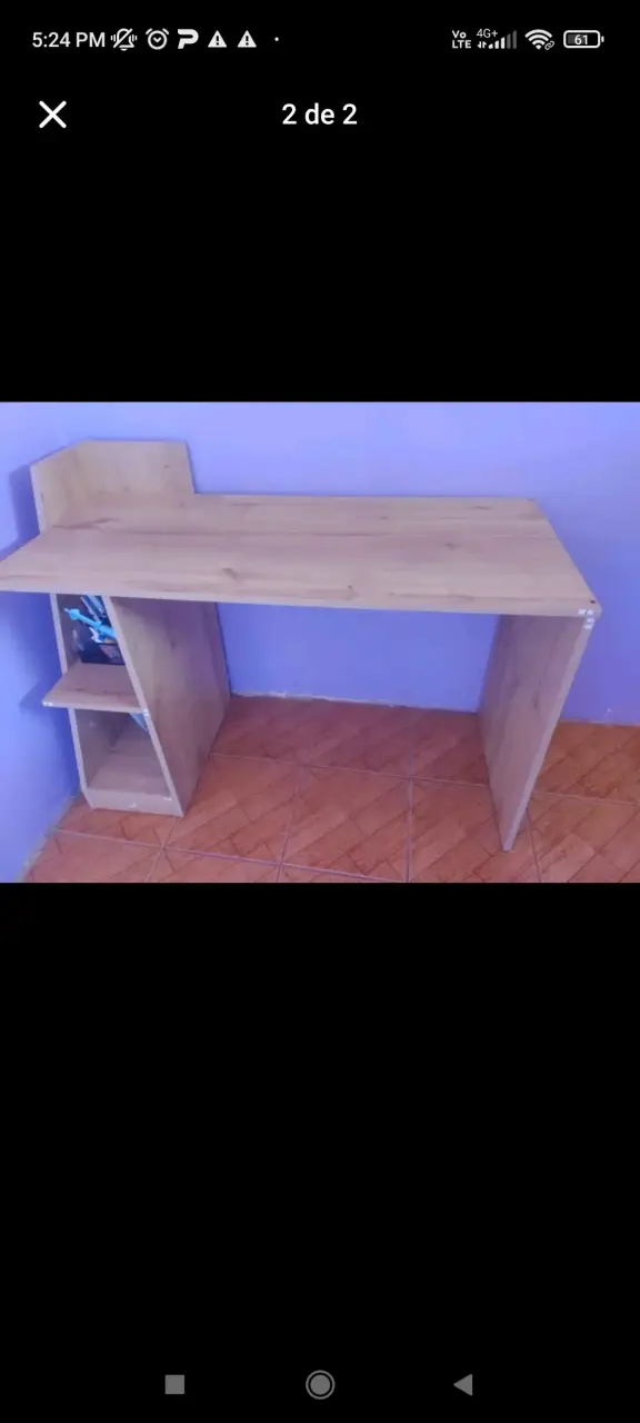 Escritorio de madera con estante - 2