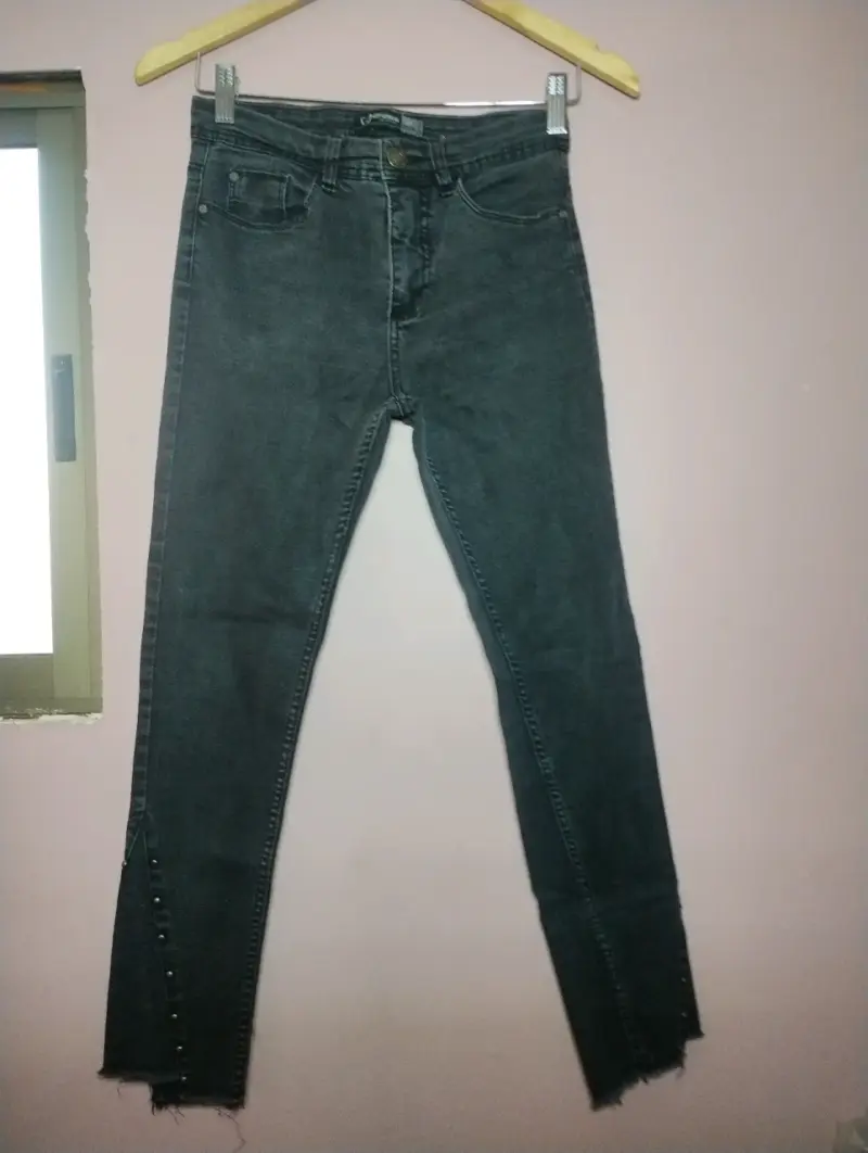 Jeans negros con bordes deshilachados - 1