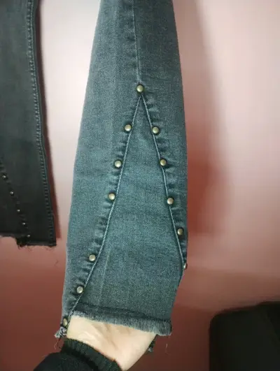 Jeans negros con bordes deshilachados - miniatura 2
