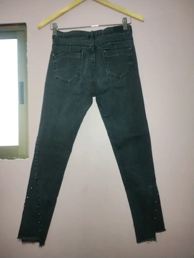 Jeans negros con bordes deshilachados - 3