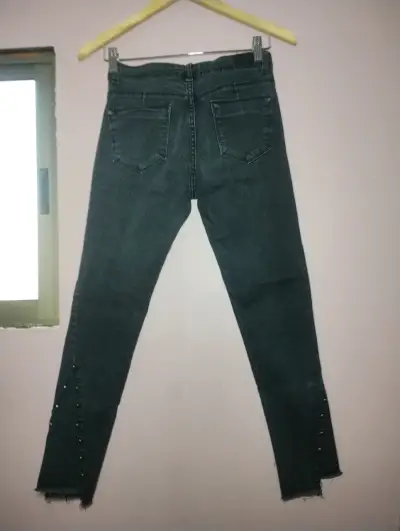 Jeans negros con bordes deshilachados - miniatura 3