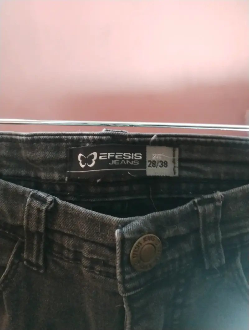 Jeans negros con bordes deshilachados - 4