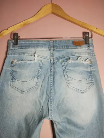 Jeans celestes desgastados - miniatura 3