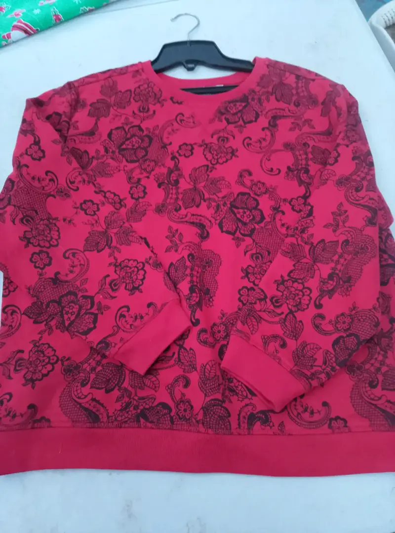 Polerón rojo con estampado floral