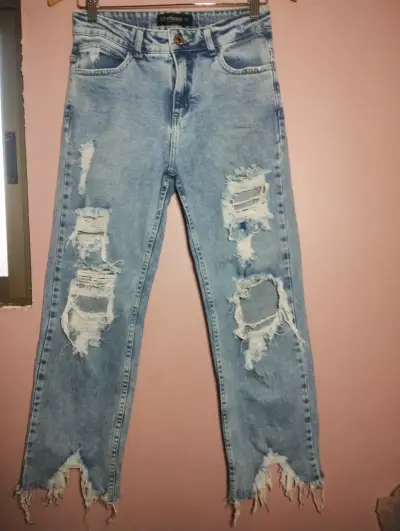 Jeans celestes rasgados - miniatura 1