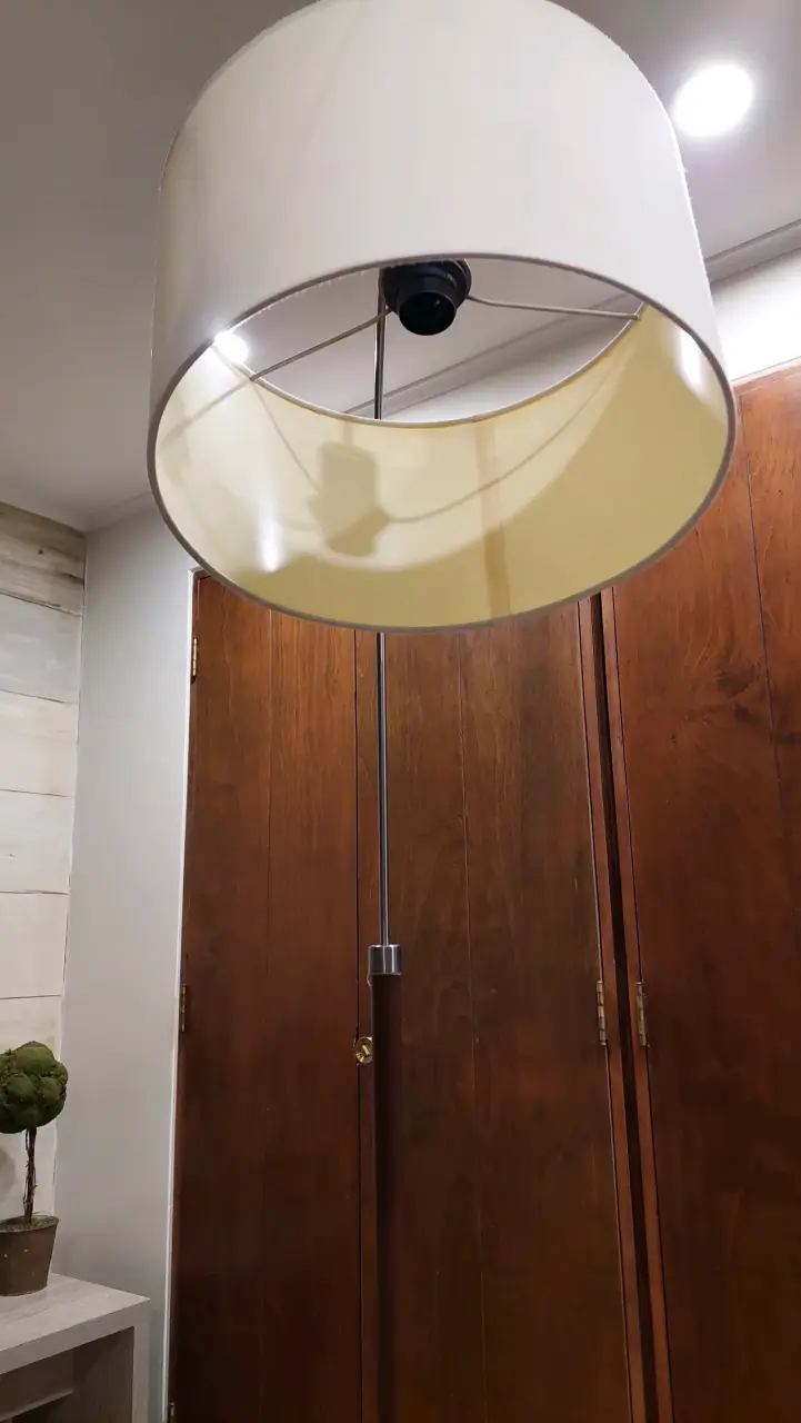 Lámpara de pie con pantalla beige - 1
