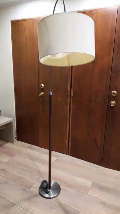 Lámpara de pie con pantalla beige - miniatura 2