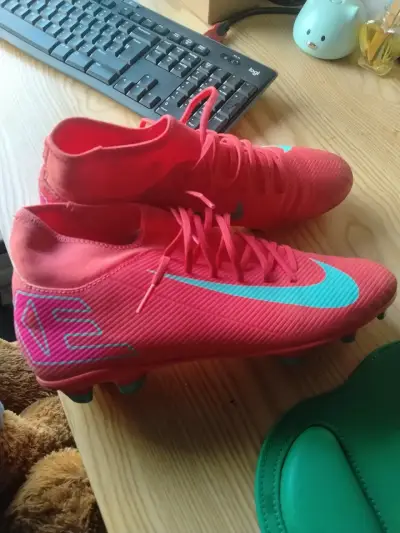 Botines de fútbol rojos Nike - miniatura 2