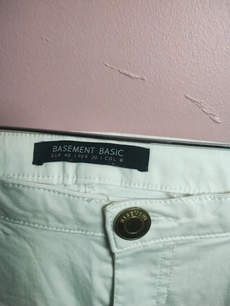 Pantalones blancos con cierres - 2