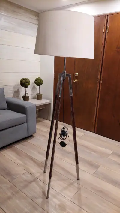 Lámpara de pie trípode - miniatura 1