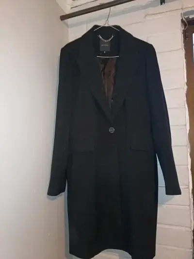 Abrigo negro elegante - miniatura 1