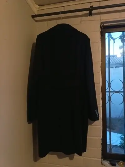 Abrigo negro elegante - miniatura 3