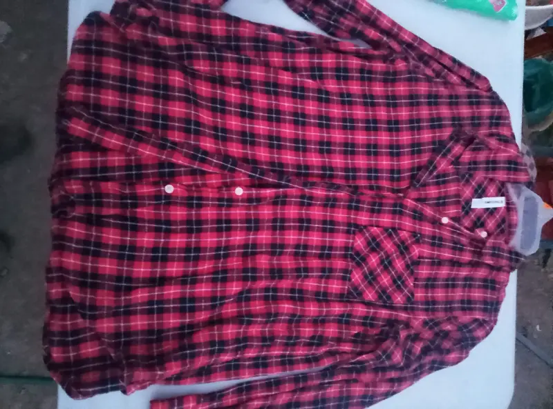 Camisa a cuadros roja y negra - 1