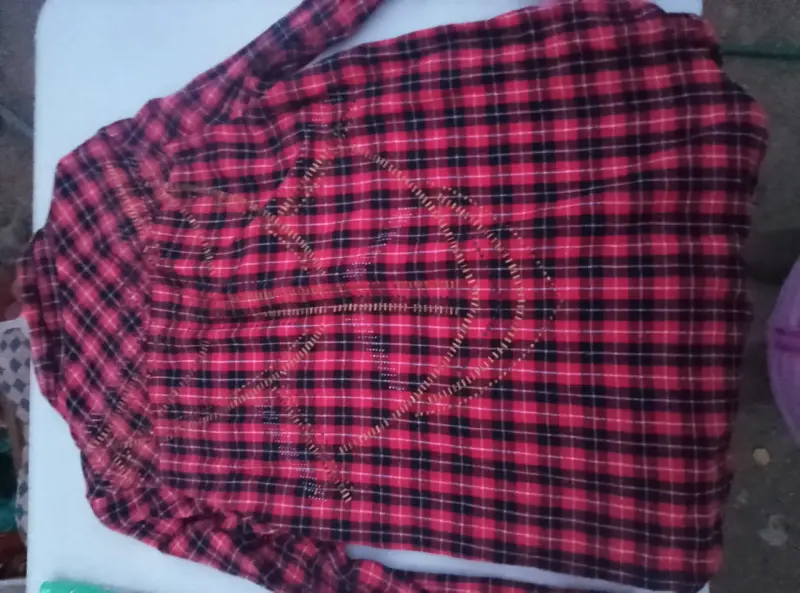 Camisa a cuadros roja y negra - 2