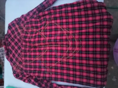 Camisa a cuadros roja y negra - miniatura 2