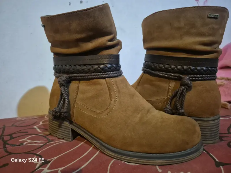 Botines marrones con diseño trenzado