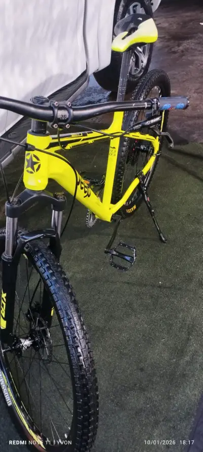 Bicicleta montaña amarilla - miniatura 1
