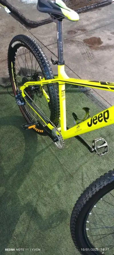 Bicicleta montaña amarilla - miniatura 2