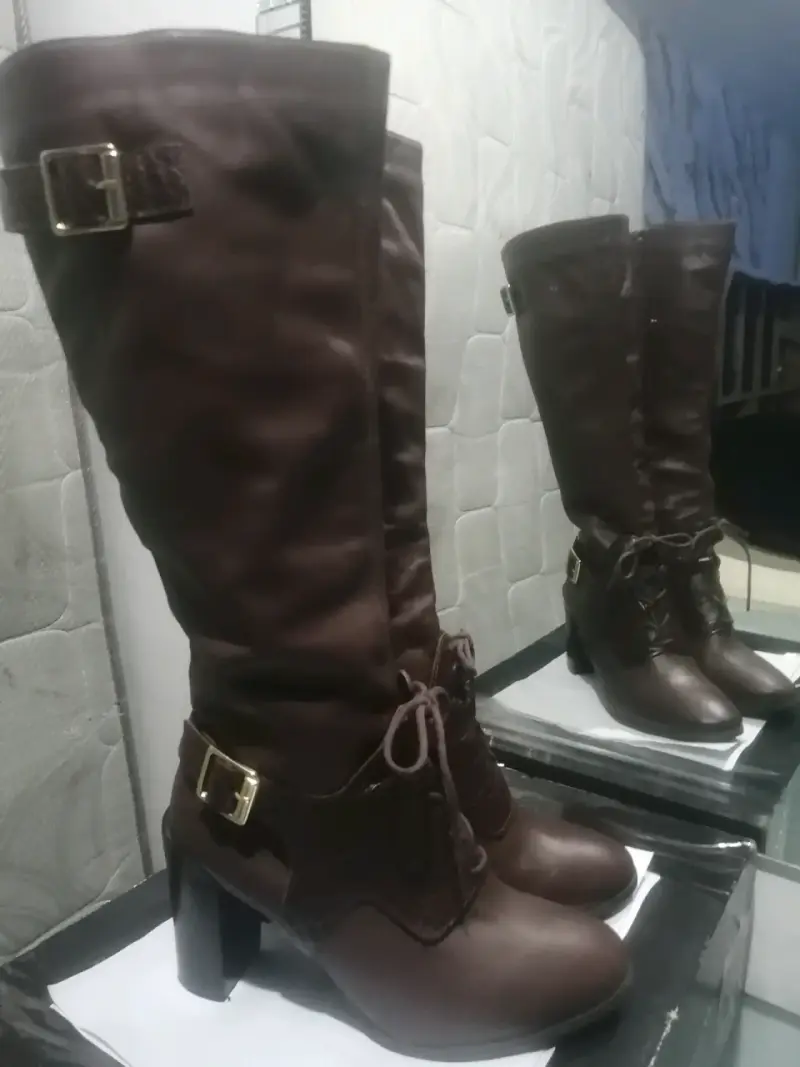 Botas altas marrones con hebillas - 1