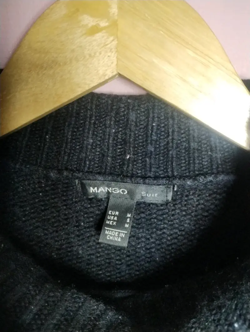 Suéter negro con botones - 2