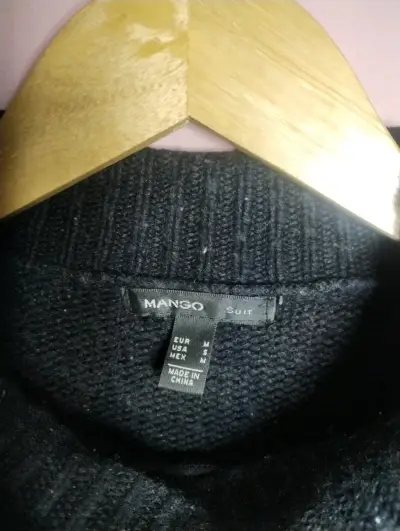 Suéter negro con botones - miniatura 2