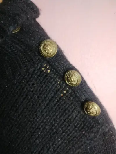 Suéter negro con botones - miniatura 3