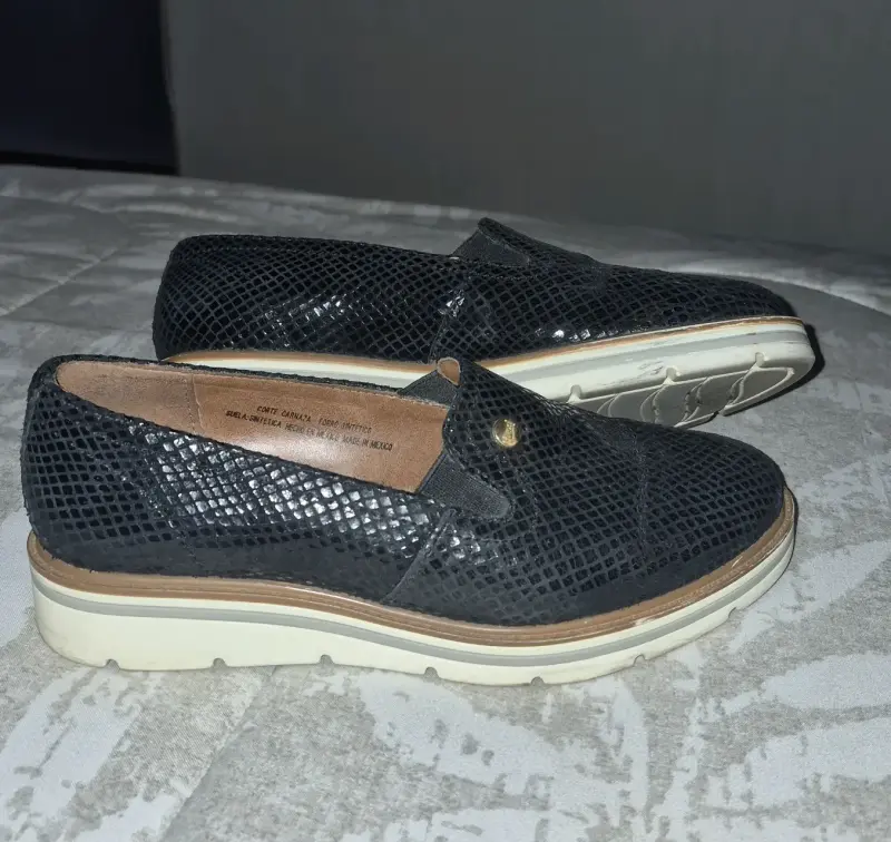 Zapatos planos negros con textura