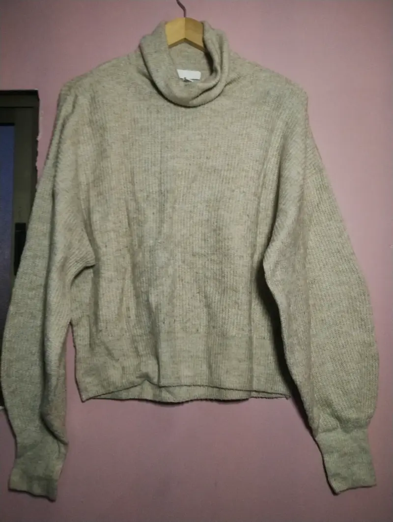 Suéter cuello alto beige