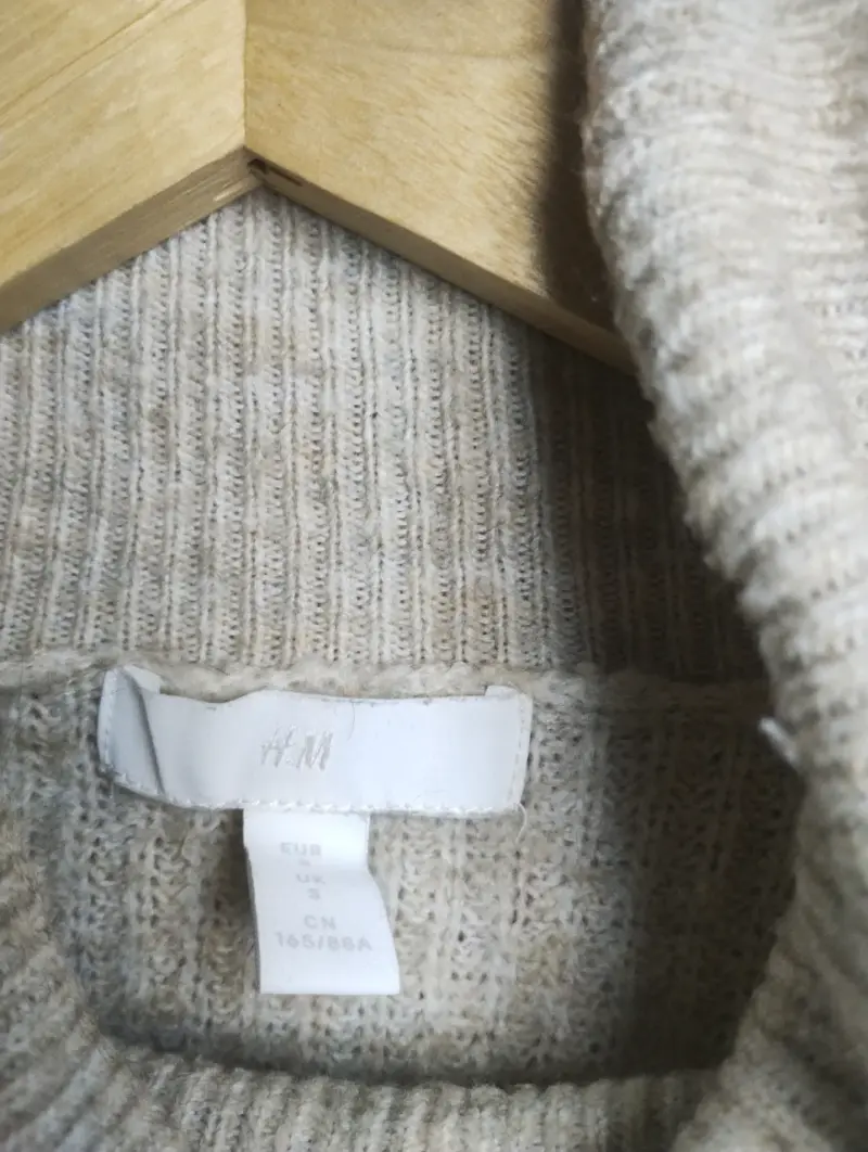 Suéter cuello alto beige - 2