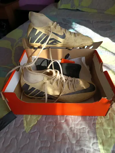 Botines de fútbol Nike dorados - miniatura 1