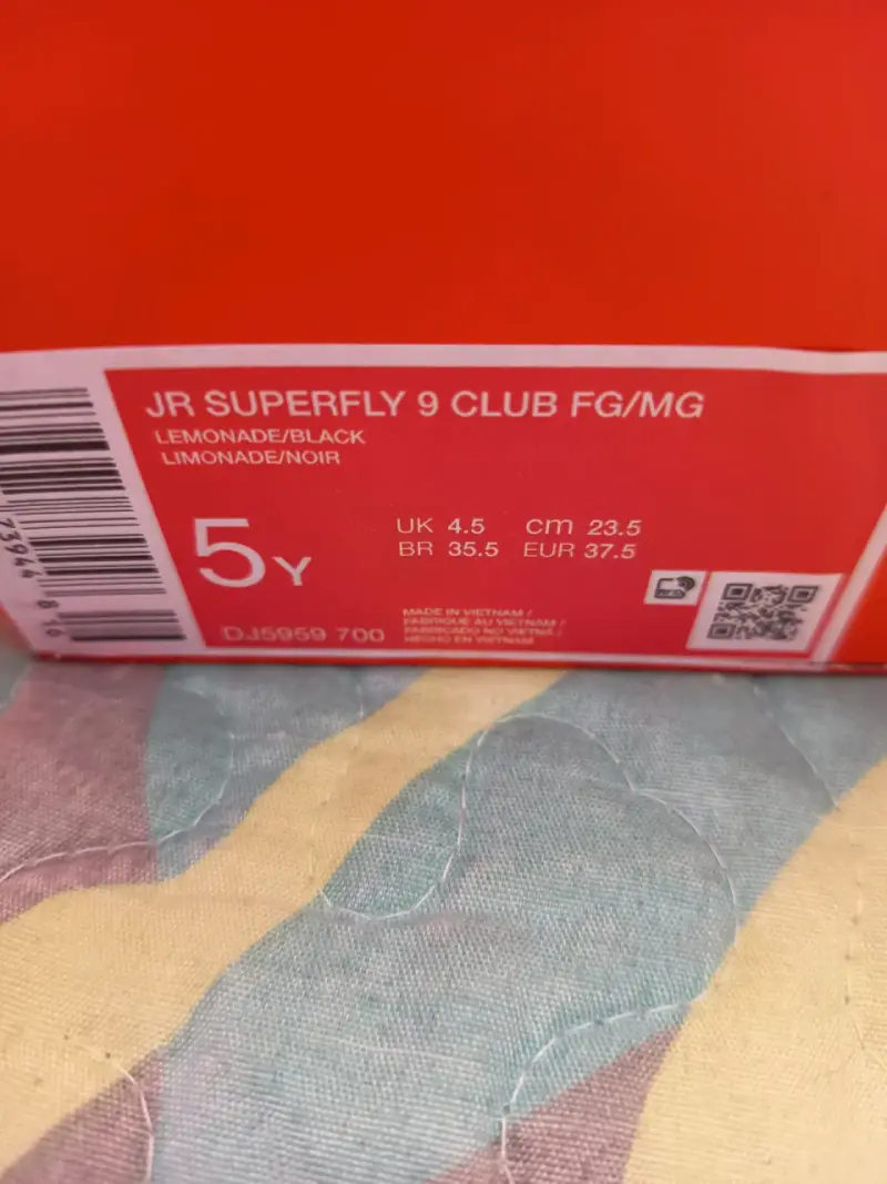 Botines de fútbol Nike dorados - 2