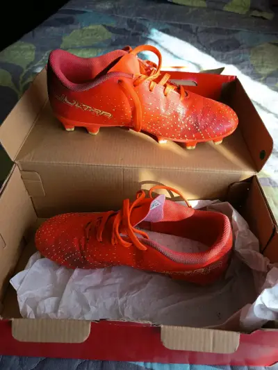 Botines de fútbol rojos - miniatura 1