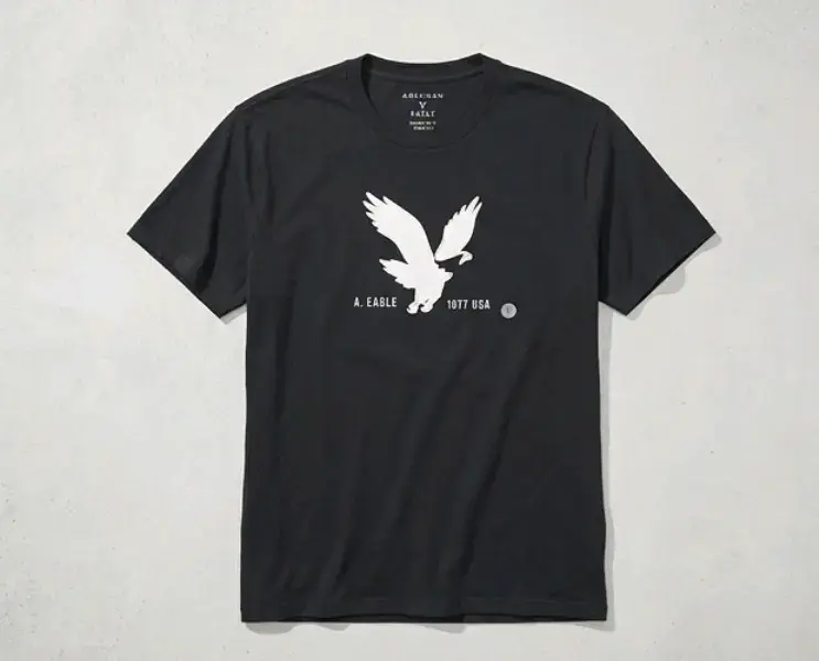 Polera negra American Eagle con estampado