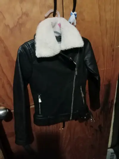 Chaqueta negra con cuello peludo - miniatura 1