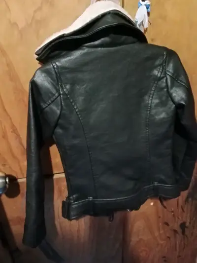 Chaqueta negra con cuello peludo - miniatura 3