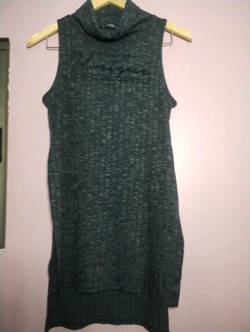 Polera sin mangas gris oscura