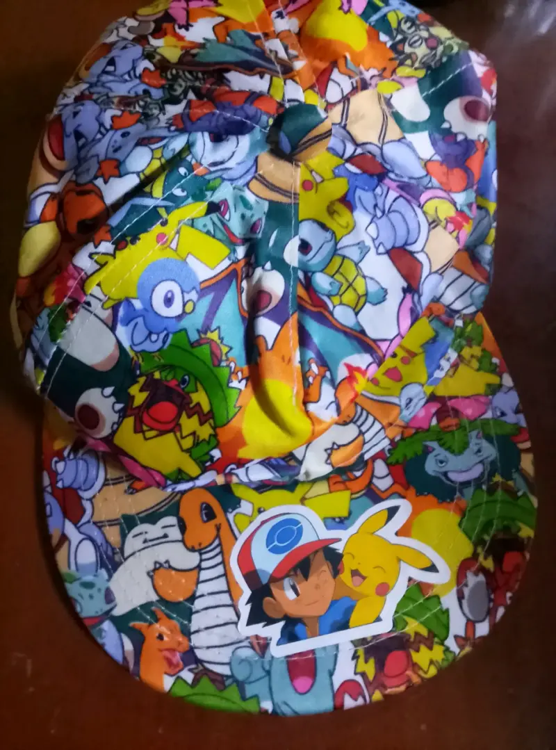 Gorra con diseño de personajes
