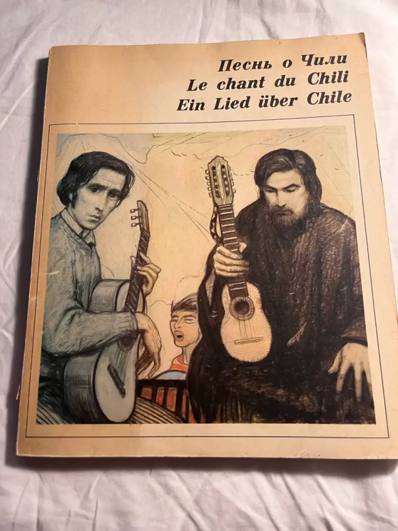 Libro 'Le chant du Chili', Víctor Jara, A. Parra - 1