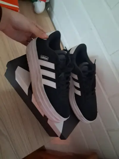 Zapatillas blancas y rosadas - miniatura 2