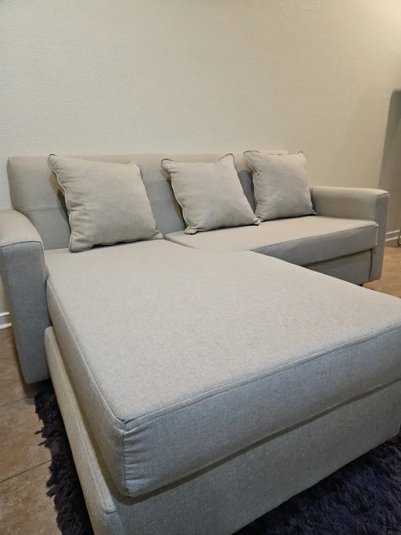 Sofá seccional gris claro