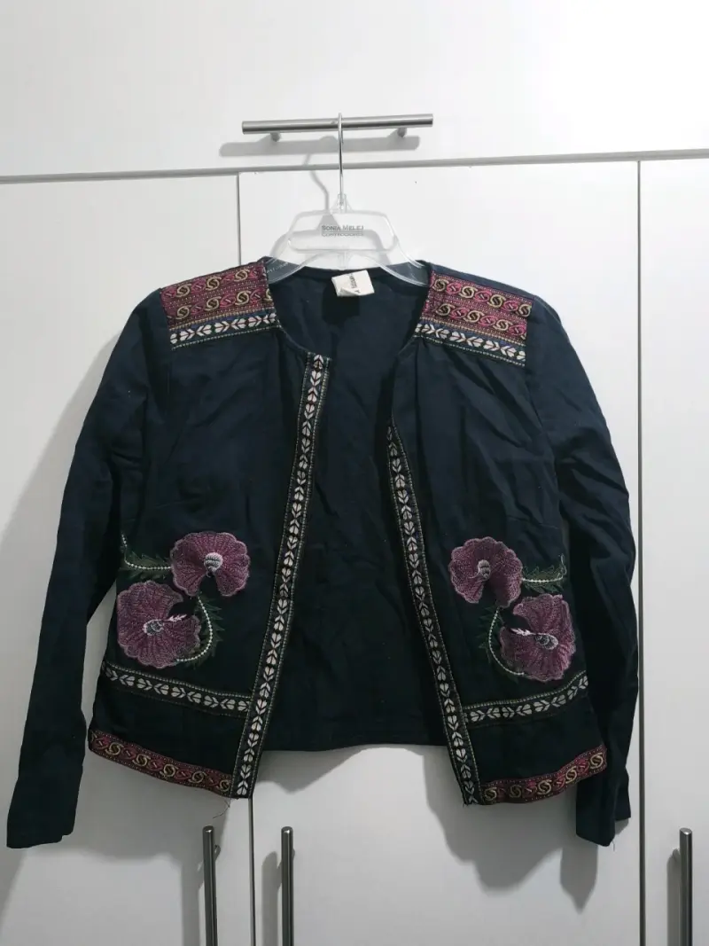 Chaqueta bordada azul floral