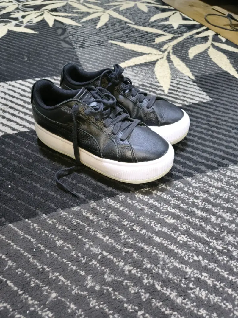 Zapatillas negras de cuero