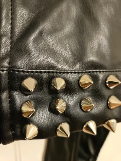 Chaqueta de ecocuero con tachas - miniatura 4