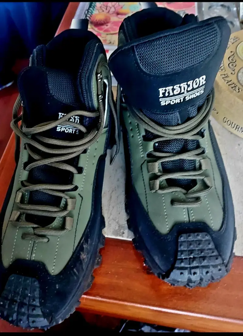 Botas deportivas negras y verdes