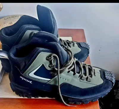 Botas deportivas negras y verdes - miniatura 2